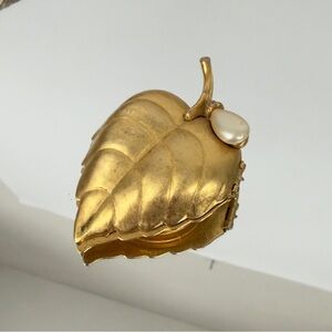 Vintage 1960s-70s Gold Tone Avon Leaf-shaped Brooch Perfume Locket Brooch